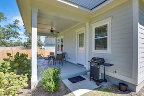A covered patio with a ceiling fan, a barbecue grill, and a dining table with chairs. - Brand-new Cottage Minutes to Lake Marion & Golf (Summerton)
