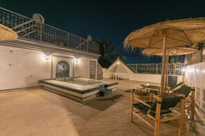 A rooftop pool area with a hot tub, lounge chairs, and umbrellas. - Riad Dar Razallah  (Marrakech)