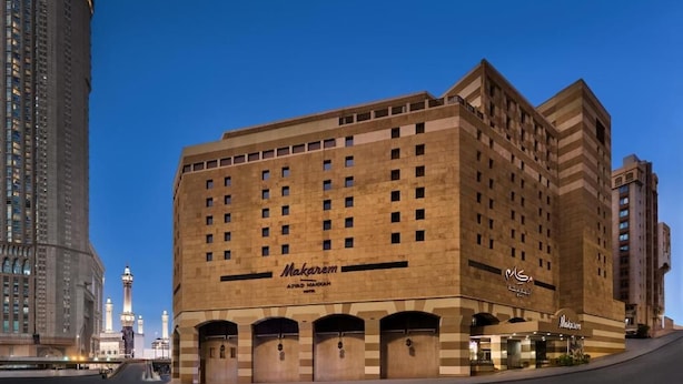 Un hotel con una fachada destacada, múltiples ventanas y un letrero que indica que es el Hotel Makarem.