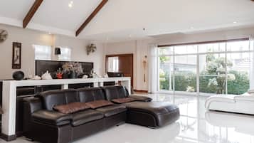 Villa, 4 Bedrooms, Patio, Pool View | Lobby