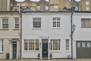 A white building with a black door, multiple windows, and a lamp post. - Elvaston Mews

Peaceful 3-bedroom townhome in charming London neighborhood (London)