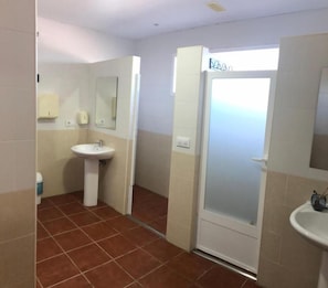 Handuk, sabun, sampo, dan tisu toilet