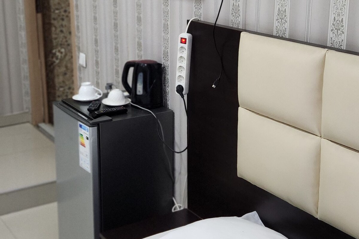 Phòng 4 Deluxe | Két bảo mật tại phòng, bàn, khu vực làm việc phù hợp cho laptop 