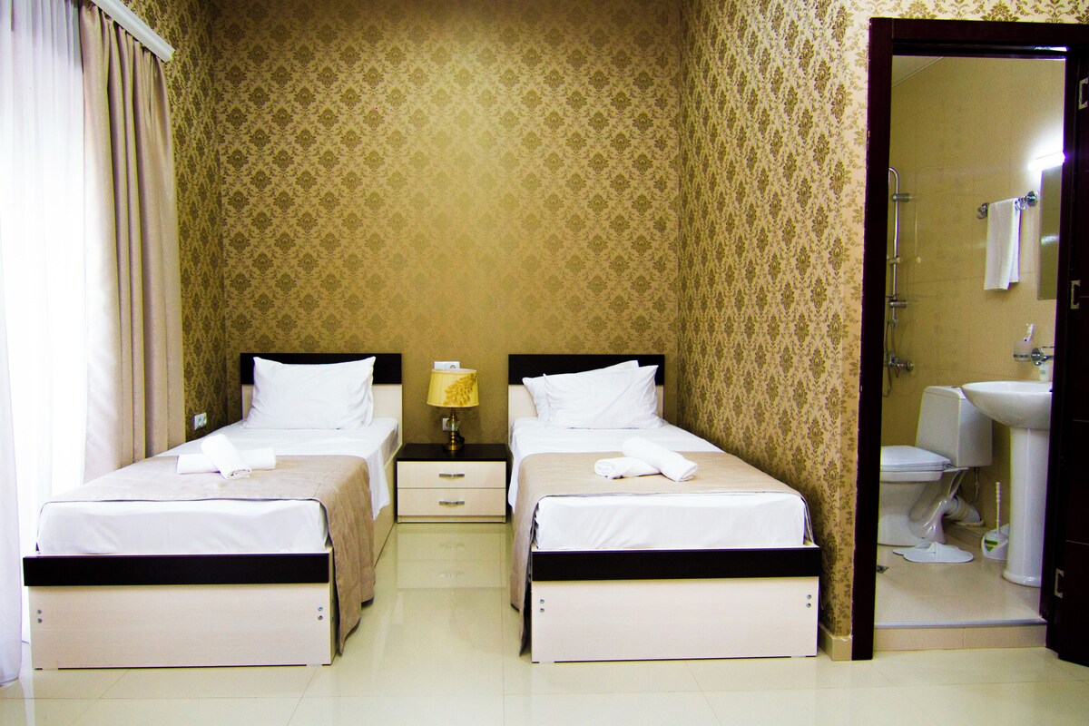 Deluxe Twin Room, City View | Peti besi dalam bilik, meja, ruang kerja komputer riba 