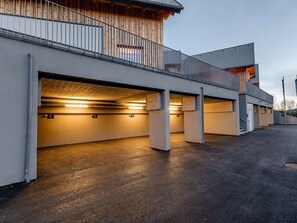 Eine mehrgeschossige Parkgarage mit Betonstützen und Deckenbeleuchtung.