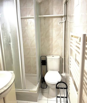 A bathroom with a toilet, shower, and sink. - Vrbo Property (Antibes)