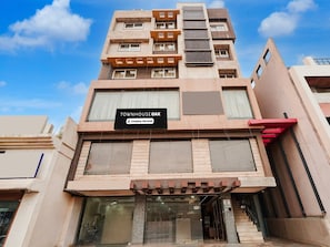 A multi-story building with a sign that reads 'TOWNHOUSE OAK Company Serviced'. - Townhouse Oak Bhilai Railway Junction (Durg)