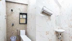 Ein Badezimmer mit Toilette, Dusche und Waschbecken.