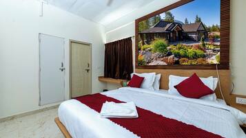 Habitación de hotel con una cama grande, vista a una casa por la ventana y una puerta.