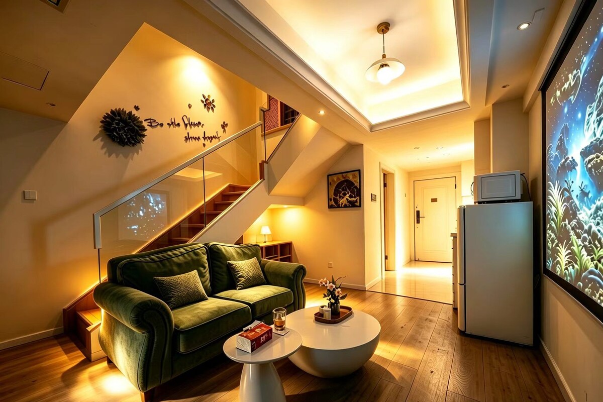 Uma sala de estar moderna com um sofá verde, uma mesa de centro e uma escada que leva a outro andar.