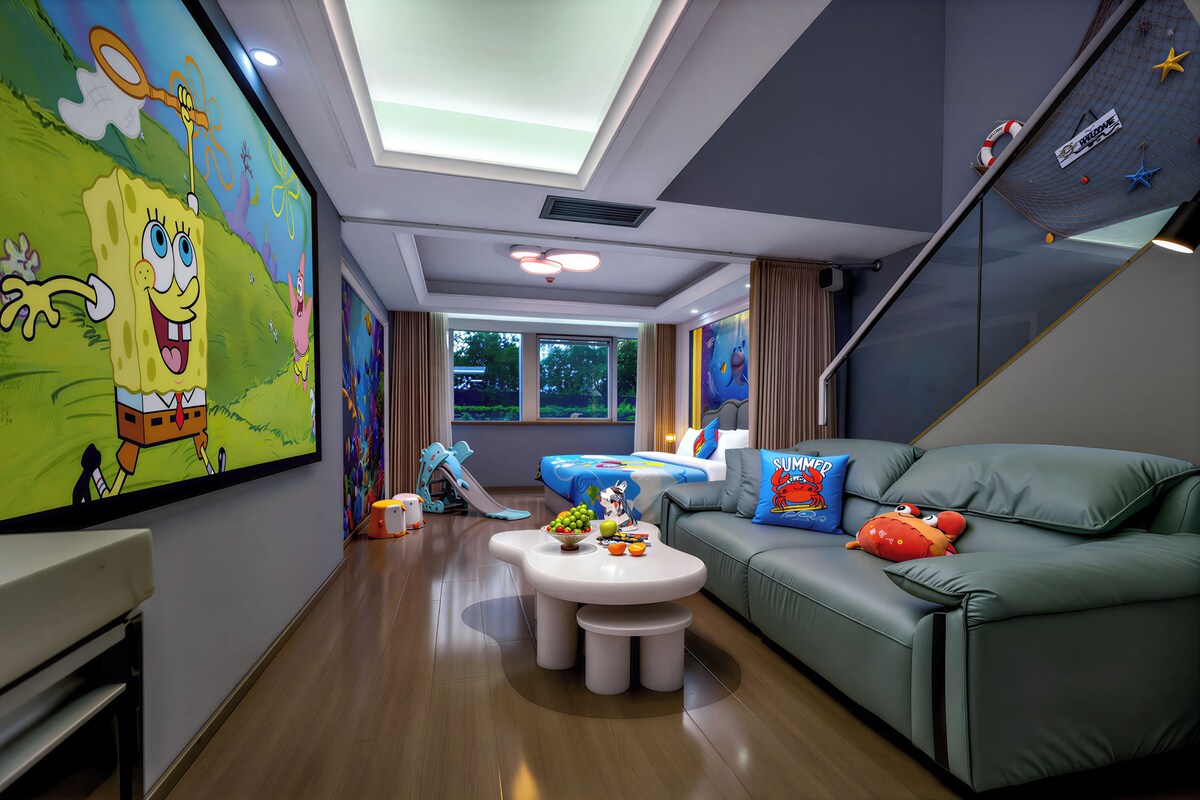Uma sala de estar moderna com um grande mural de personagem de desenho animado, um sofá, uma mesa de centro e um espaço para brincar infantil.