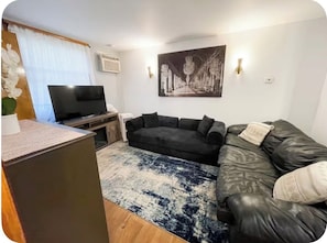 Smart TV, fireplace - Compact Studio with AC and free street parking (Chicago)