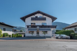 Ein zweistöckiges Gebäude mit einem Schild, auf dem "Uhren Haas Schmuck" steht.