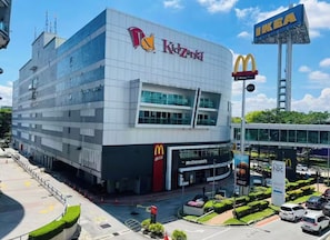Ein mehrstöckiges Gebäude mit dem KidZania-Logo, einem McDonald's und einem IKEA-Schild.