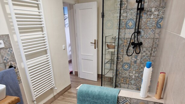 Ein Badezimmer mit Dusche, Waschbecken und Toilette.
