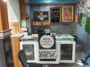 A reception desk with a sign for 'Noyel Aturhinon Tashifn Post Office'.