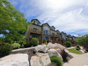 Exterior - Cozy 2-bdrm condo beautiful Eden, UT in mountains near ski resorts, lake, trails (Eden)