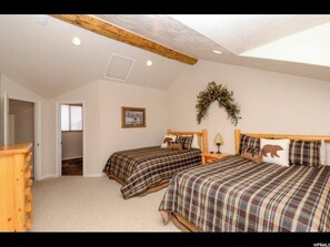 Iron/ironing board, internet, bed sheets - Cozy 2-bdrm condo beautiful Eden, UT in mountains near ski resorts, lake, trails (Eden)