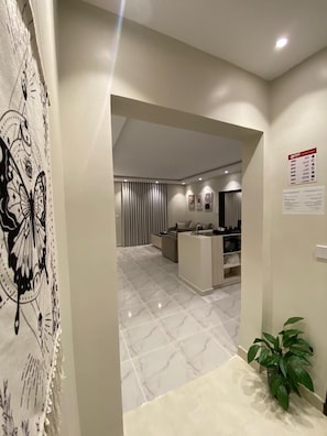 Un interior moderno con zona de estar, cocina y comedor.