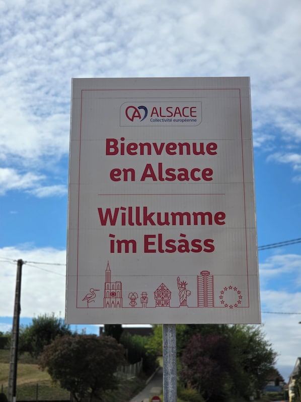 A welcome sign for Alsace with a logo and text in Alsatian and French. - Vrbo Property (Scheibenhard)