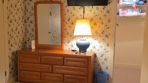 A bedroom with a bed, a dresser, a mirror, a lamp, and a television on the wall. - Perfect 2-bedroom house in amazing Lake Harmony getaway (Lake Harmony)