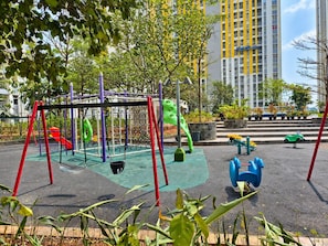 Un parque infantil con columpios, toboganes y estructuras para escalar.