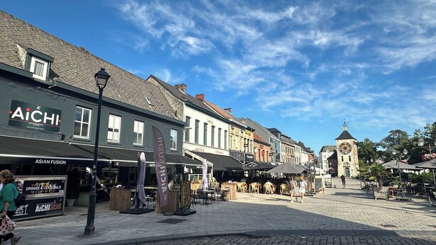 A street with shops and a clock tower in the background. - Charming Apartment in Center of Lier (Lier)