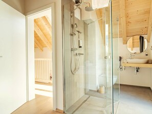 A modern bathroom with a glass-enclosed shower, a wooden ceiling, and a white sink with a mirror. - Chalet #7 With 3 Bedrooms and Sauna (Oberwölz)