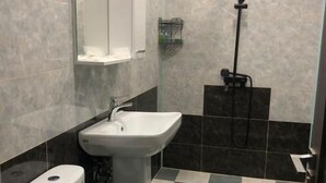 A bathroom with a toilet, sink, and shower. - Veni Vedi guesthouse  (Vedi)