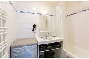 Hair dryer, towels, soap, shampoo - Vrbo Property (DINARD)