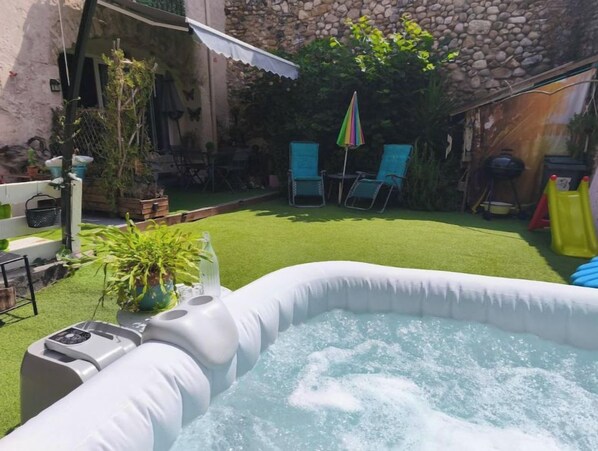 Outdoor spa tub - St Just' Studio bis, near the Ardèche Gorges (Saint-Just-d'Ardèche)