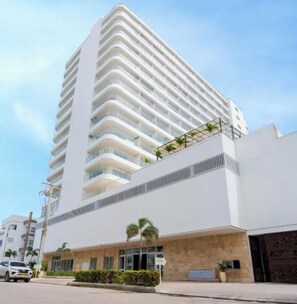 A multi-story hotel with a modern design, featuring balconies on each floor and a flat roof. - Quaint studio with AC in vibrant Cartagena de Indias (Cartagena de Indias)