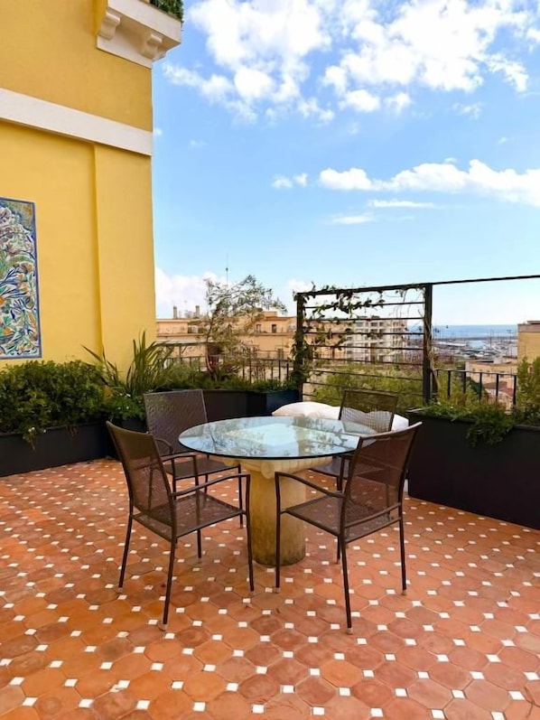 Luxury Suite, City View | Tempat makan luar