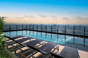Fælles sovesal - 1 soveværelse - balkon - byudsigt | Pool