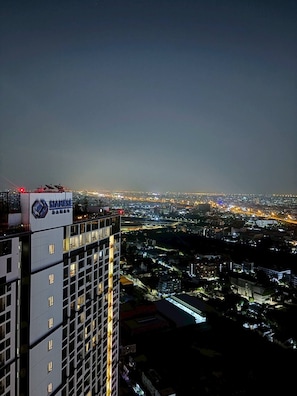 A high-rise building with multiple floors and a cityscape in the background. - Room-high View Modern Bangkok Condo at c (Bangkok)