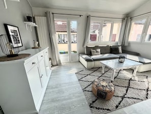 Ein modernes Wohnzimmer mit einer Couch, einem Couchtisch und einem Teppich.