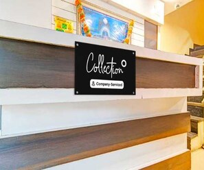 Un comptoir d’accueil avec une pancarte indiquant « Service de collecte » et « Entreprise desservie ».