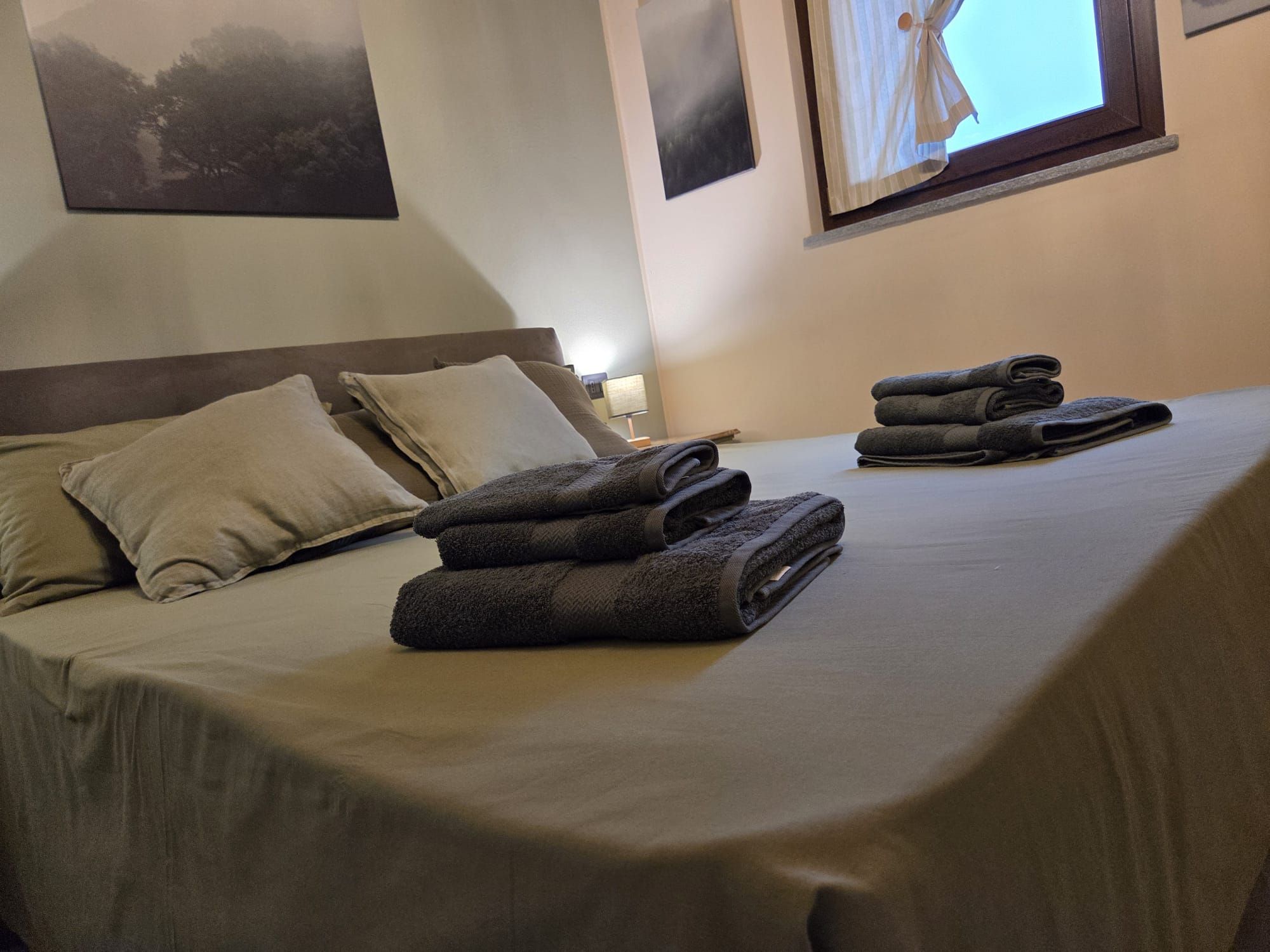 5 bedrooms, WiFi (free), bed sheets