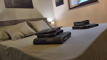 5 bedrooms, WiFi (free), bed sheets