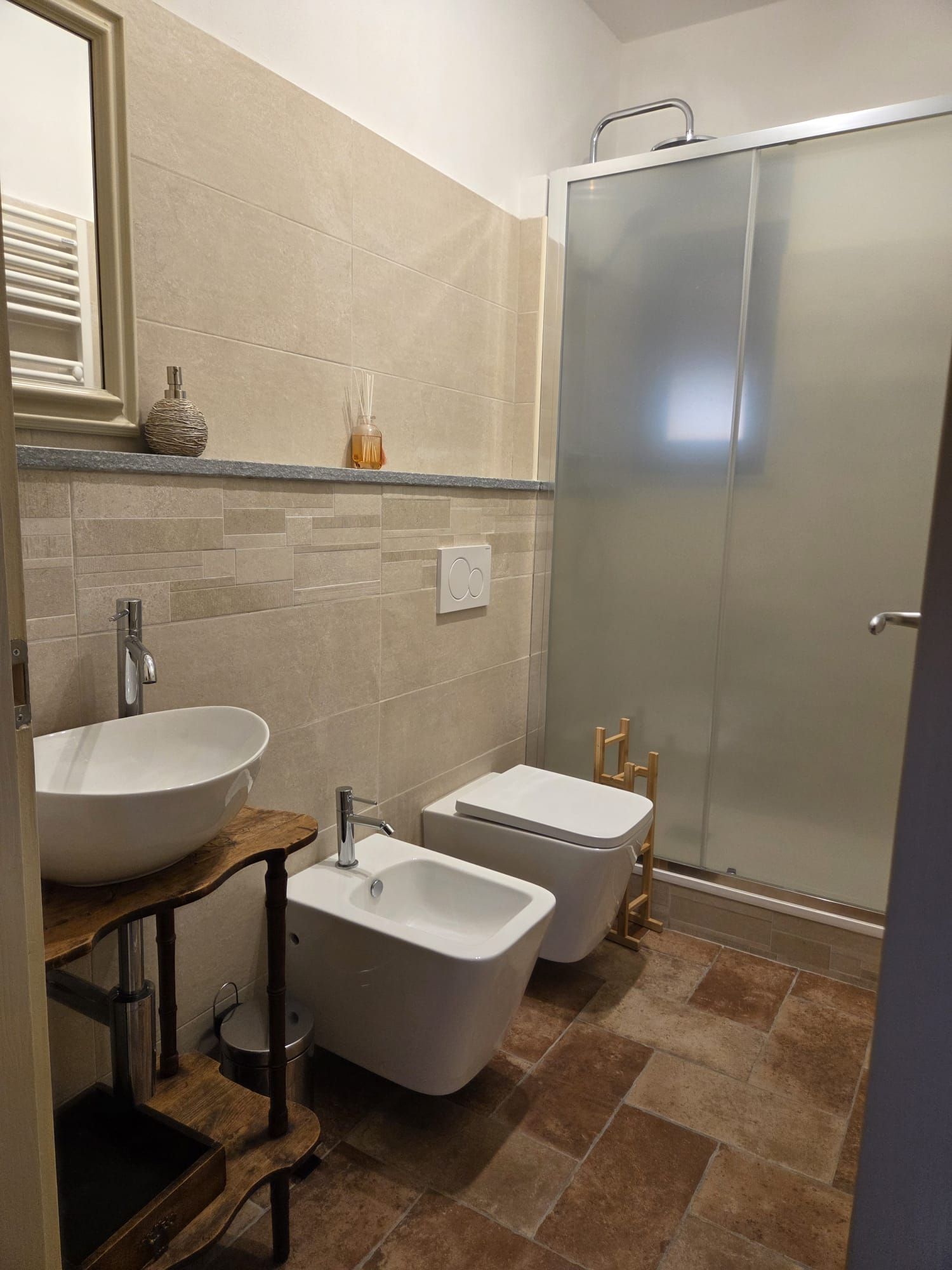 Un baño con dos lavamanos, ducha e inodoro.