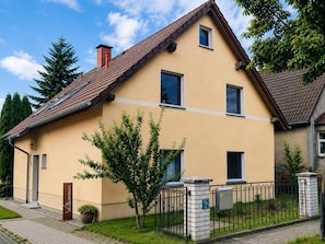 Ein zweistöckiges Haus mit Ziegeldach, kleinem Vorgarten und Briefkasten.