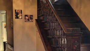 Una maestosa scalinata con ringhiera in legno e una panca a fine scala.