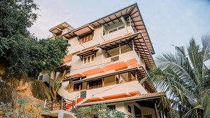 Un edificio de varios pisos con balcones y una escalera que conduce a la entrada.