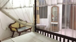 Unclassified image, 3 of 30, button - Rock House (Unawatuna)