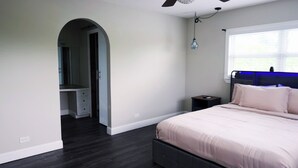 Quarto com cama, mesa de cabeceira, cômoda e closet espaçoso.