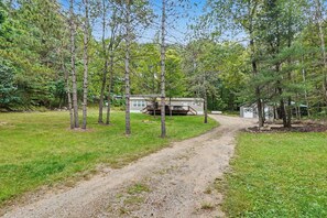 A gravel path leading to a cabin in a wooded area. - Chase Cabin-Wi-Fi, Hot Tub, Game Room, Firepit (Chase)