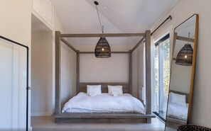 A bedroom with a four-poster bed, a large mirror, and a hanging light fixture. - Philo 1-BR Cottage: King Bed, Kitchen, Shared Pool, Fiber Wi-Fi, Wine Country (Philo)