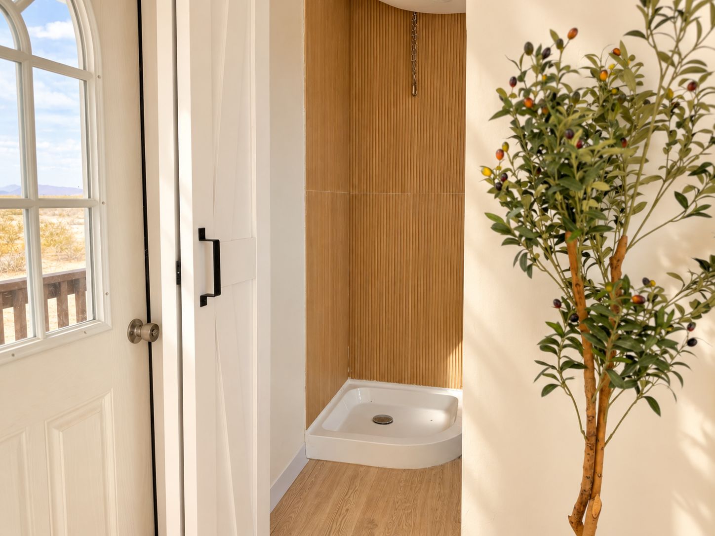 Ein Badezimmer mit Holzboden, einer weißen Badewanne und einer Holzwand.