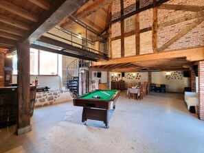 A billiards table in a spacious room with exposed wooden beams and brick walls. - Cottage, pets allowed - 11 guests (Saint-Paul-d'Uzore)