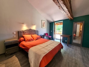 A bedroom with a bed, bedside table, chair, and a view of the outdoors. - Cottage, pets allowed - 11 guests (Saint-Paul-d'Uzore)